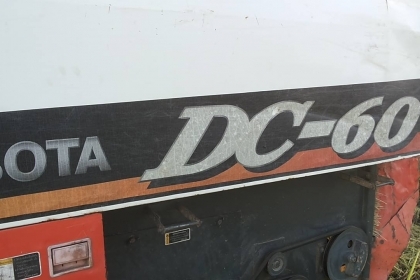 **275,000 บ.ต่อรอง**คันที่1!!!ขายรถเกี่ยวแบบรองกระสอบ KUBOTA DC60 เครื่องเดิมปั้มเดิม 60แรง แน่นดีแรง ปากเกี่ยวสภาพดี ชั่วโมงทำงาน3,9xx ชม. ช่องระบายข้าว2ช่อง ช่วงล่าง70-80\% ทำงานดีคล่องตัวเลี้ยวง่าย รถใช้งานอยู่ปกติ สีสันดี ซื้อไปทำงานได้เลย พร้อมใช้พร้อ **275,000 บ.ต่อรอง**คันที่1!!!ขายรถเกี่ยวแบบรองกระสอบ KUBOTA DC60 เครื่องเดิมปั้มเดิม 60แรง แน่นดีแรง ปากเกี่ยวสภาพดี ชั่วโมงทำงาน3,9xx ชม. ช่องระบายข้าว2ช่อง ช่วงล่าง70-80\% ทำงานดีคล่องตัวเลี้ยวง่าย รถใช้งานอยู่ปกติ สีสันดี ซื้อไปทำงานได้เลย พร้อมใช้พร้อ