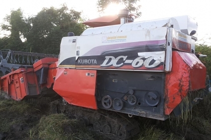 **275,000 บ.ต่อรอง**คันที่2!!! ขายรถเกี่ยวแบบรองกระสอบ KUBOTA DC60 เครื่องเดิมปั้มเดิม 60แรง แน่นดีแรง ปากเกี่ยวสภาพดี ชั่วโมงทำงาน3,1xx ชม. ช่องระบายข้าว2ช่อง ช่วงล่าง70-80\% ทำงานดีคล่องตัวเลี้ยวง่าย รถใช้งานอยู่ปกติ สีสันดี ซื้อไปทำงานได้เลย พร้อมใช้พร้ **275,000 บ.ต่อรอง**คันที่2!!! ขายรถเกี่ยวแบบรองกระสอบ KUBOTA DC60 เครื่องเดิมปั้มเดิม 60แรง แน่นดีแรง ปากเกี่ยวสภาพดี ชั่วโมงทำงาน3,1xx ชม. ช่องระบายข้าว2ช่อง ช่วงล่าง70-80\% ทำงานดีคล่องตัวเลี้ยวง่าย รถใช้งานอยู่ปกติ สีสันดี ซื้อไปทำงานได้เลย พร้อมใช้พร้