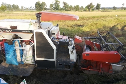 **275,000 บ.ต่อรอง**คันที่2!!! ขายรถเกี่ยวแบบรองกระสอบ KUBOTA DC60 เครื่องเดิมปั้มเดิม 60แรง แน่นดีแรง ปากเกี่ยวสภาพดี ชั่วโมงทำงาน3,1xx ชม. ช่องระบายข้าว2ช่อง ช่วงล่าง70-80\% ทำงานดีคล่องตัวเลี้ยวง่าย รถใช้งานอยู่ปกติ สีสันดี ซื้อไปทำงานได้เลย พร้อมใช้พร้ **275,000 บ.ต่อรอง**คันที่2!!! ขายรถเกี่ยวแบบรองกระสอบ KUBOTA DC60 เครื่องเดิมปั้มเดิม 60แรง แน่นดีแรง ปากเกี่ยวสภาพดี ชั่วโมงทำงาน3,1xx ชม. ช่องระบายข้าว2ช่อง ช่วงล่าง70-80\% ทำงานดีคล่องตัวเลี้ยวง่าย รถใช้งานอยู่ปกติ สีสันดี ซื้อไปทำงานได้เลย พร้อมใช้พร้