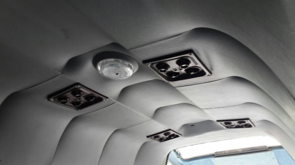 ขายด่วนรถตู้T0YOTA หัวจรวดหลังคาสูง เกียร์ออโต้ ติดแก๊ส เครื่อง1JZ ไฟฟ้าเซ็นทรัลล็อค