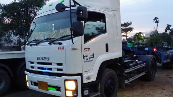 ISUZU หัวลาก 6 ล้อ 240 แรง ปี 52