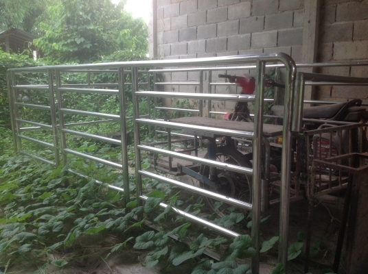 ขาย คอกเลสสวยๆใส่สี่ล้อ ยาว 3.20ม.กว้าง 1.80ม.  ราคา 7500บาท ด่วน