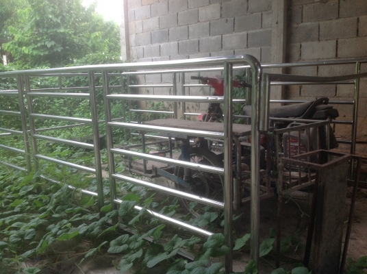 ขาย คอกเลสสวยๆใส่สี่ล้อ ยาว 3.20ม.กว้าง 1.80ม.  ราคา 7500บาท ด่วน