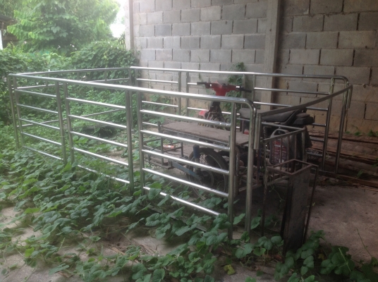 ขาย คอกเลสสวยๆใส่สี่ล้อ ยาว 3.20ม.กว้าง 1.80ม.  ราคา 7500บาท ด่วน