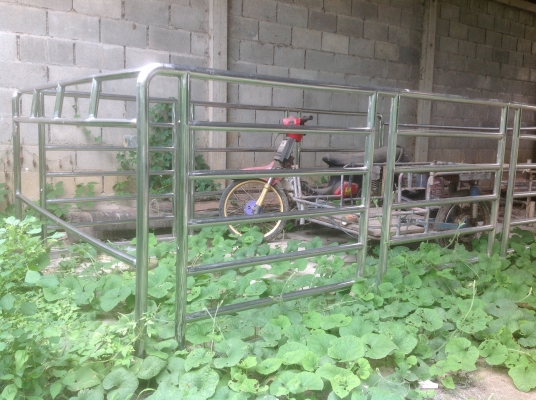 ขาย คอกเลสสวยๆใส่สี่ล้อ ยาว 3.20ม.กว้าง 1.80ม.  ราคา 7500บาท ด่วน