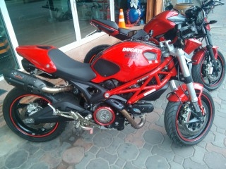 ขออนุญาติฝากขายDucati Monster795 แต่งเทพๆ สภาพดีมากๆ ไม่มีล้ม ไม่มีชน ปี2012 ไมล์แค่ 6,000โล ของแต่งมูลค่ากว่า 29x,xxx บาท ขอขายที่450,000บาท สนใจติดต่อ line:playshop โทร086-2444236 Bank ต่อรองกันได้จ้า ของแต่งตามภาพเลยนะครับ
