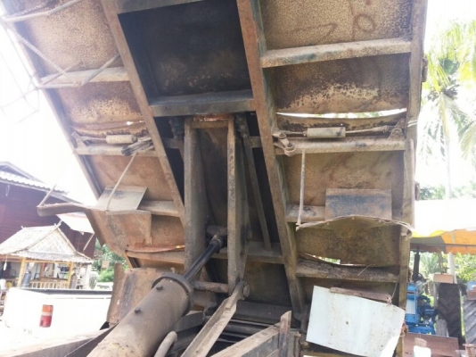 รถอีโน่ 6 ล้อดั้ม FF173  /  168 แรงม้า. ปี 25  สนใจติดต่อ 081 - 6079515