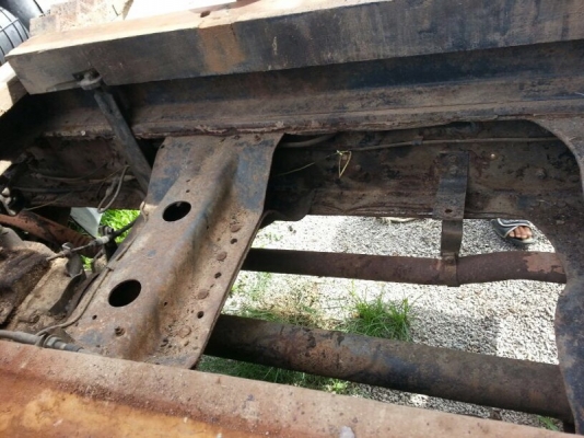 รถอีโน่ 6 ล้อดั้ม FF173  /  168 แรงม้า. ปี 25  สนใจติดต่อ 081 - 6079515