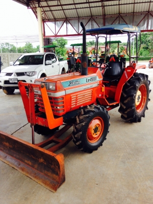 ขายรถไถL-1 28.5 4WD พร้อมดันหน้า