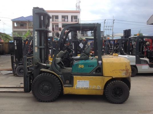 ต้องการขายรถ komatsu fd35 เครื่องยนต์ ดีเซล เกียร์ออโต้