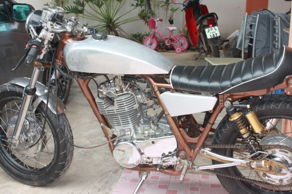 ขายSR400 คาเฟ่  เครื่องแน่นๆ  สรรพสามิตรแท้ 62000  ต่อรองได้ครับอยากขาย