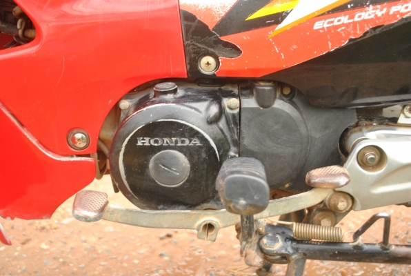 ขาย honda wave100 ทะเบียนโอย ดีสเบรค สีแดง ปี 47 ราคา12500 บาท