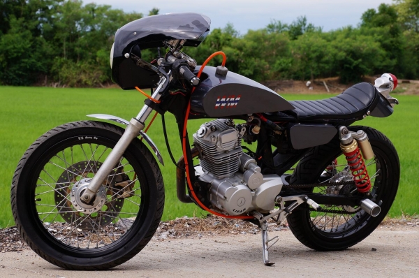 HONDA JX 200 CC แต่ง คาเฟ่ สภาพสวยมาก ล้อ US 3.5 นิ้ว หน้า และ หลัง ยางดอกเต็ม เครื่องเบิกใหม่ แบตใหม่ ระบบไฟ ติดครบ ขับนิ่ม แน่น เสียงโหด สภาพโดยรวมตามรูปครับ ทะเบียนพร้อมโอน ภาษี ขาดต่อนะครับ เอกสาร อินวอย เครื่อง ครบ