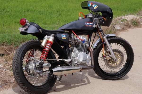 HONDA JX 200 CC แต่ง คาเฟ่ สภาพสวยมาก ล้อ US 3.5 นิ้ว หน้า และ หลัง ยางดอกเต็ม เครื่องเบิกใหม่ แบตใหม่ ระบบไฟ ติดครบ ขับนิ่ม แน่น เสียงโหด สภาพโดยรวมตามรูปครับ ทะเบียนพร้อมโอน ภาษี ขาดต่อนะครับ เอกสาร อินวอย เครื่อง ครบ