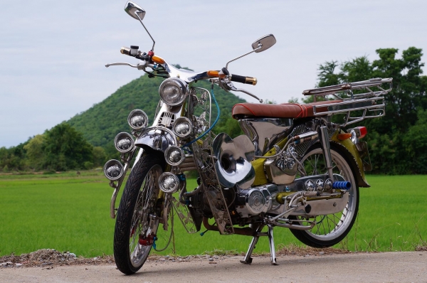 HONDA CM 90 แต่ง สวยสวย สภาพประกวด เครื่องดรีม ทู สตาทร์มือ เครื่องเงียบดีมาก ๆ รับประกันได้เลยครับ ระบบไฟ ติดครบ ทุกจุด อะไหล่แต่ง ชุบทั้งคัน สภาพแน่น ตามรูป เลยครับ รูปปัจจุบันนะครับ ( ย้ำว่ารูป ปัจจุบัน ) รถสวยมาก จริง ๆ เอกสารสำเนาหน้าเล่มเครื่อง พร้อ