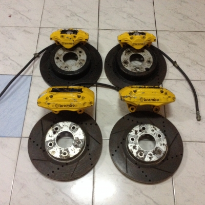 ขายเบรค Skyline R33+จาน สภาพดี 5รู114 สีเหลือง 1ชุด โลโก้ Brembo ราคา9900บาท โทร0924462525โส กทม
