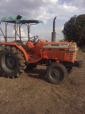 สีนวนจัดให้ Kubota L-1  24 แรง สภาพสวย  ยางดียางสวย  เครื่องสวย เครื่องแน้น  แรงไม่มีตก เครื่องไม่ดัง เข้าเกียร์งาย  ไม่ดัง     มีเเต่ตัว สนใจตติดต่อ 089-9638932 อ.ชัยบาดาล จ.ลพบุรี ต.บัวชุม