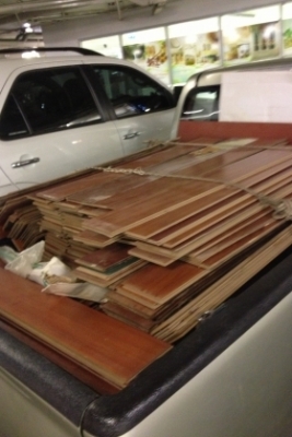 ไม้พื้นลามิเนส หน้า 7 นิ้ว 80-90 ตรม ลายไม้สัก ถูกๆ สภาพมีทั้งของไหม่ และของใช่แล้ว ความยาว 120 คับ ราคานี้เกินคุ่มคับ