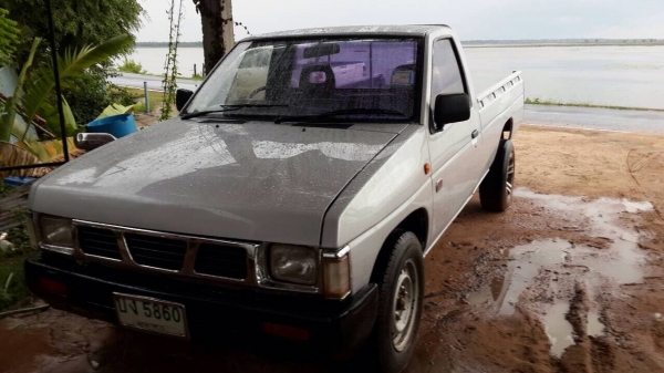 NISSAN BIG M จอโค้งปี 40 แอร์มี หัวบาง ยางดี คัสชีสวย เล่มทะเบียนพร้อมโอน