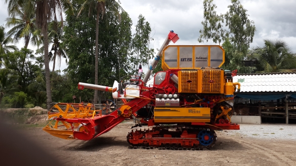 ขายรถเกี่ยวข้าวศักดิ์พัฒนาการเกษตร สนใจโทร0817638762ราคา550,000บาท