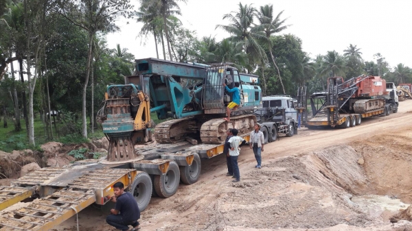 บริการรถขนส่ง และตอก-ถอนชีทไพล์ออกแบบระบบป้องกันดินพัง