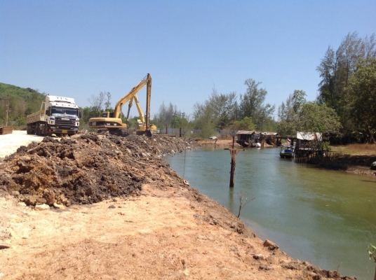 บริการรถขนส่ง และตอก-ถอนชีทไพล์ออกแบบระบบป้องกันดินพัง