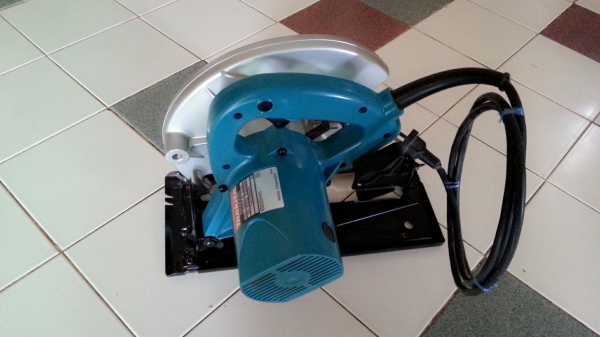 ขายเลื่อยวงเดือนผ่าไม้ขนาดใบ9นิ้วยี่ห้อMAKITAสภาพดีมากๆพร้อมใช้งาน(2,000วัตต์)