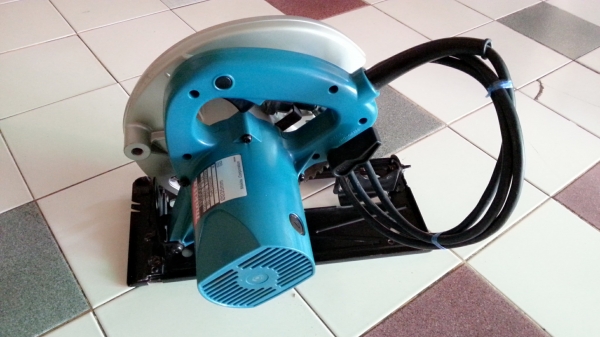 ขายเลื่อยวงเดือนผ่าไม้ขนาดใบ9นิ้วยี่ห้อMAKITAสภาพดีมากๆพร้อมใช้งาน(2,000วัตต์)