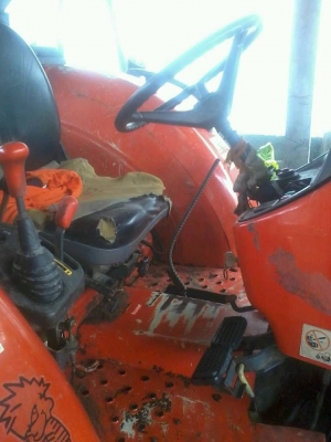 ขายรถไถคูโบต้า M 7040 เล่มทะเบียนพร้อม สภาพพร้อมใช้งาน ราคา 350,000 บาท โทร 087-9666599 คุณหนาม