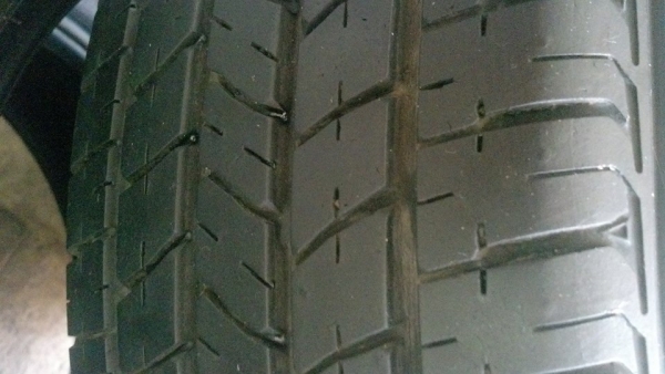 บริสโตน 185 60 15 ยางสวย ดอกสด 1900 บาท