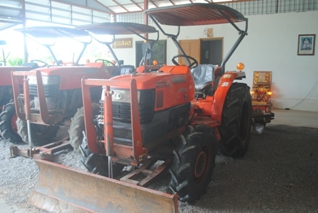 ขายรถไถ Kubota L 3408 (4WD) พร้อมดันหน้าตราช้าง และผานพรวน ตามสภาพครับ
