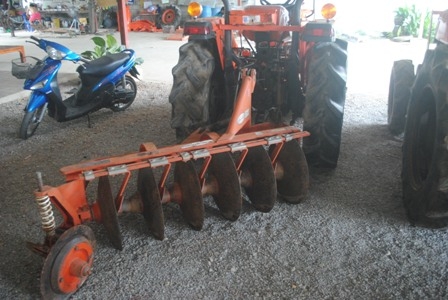 ขายรถไถ Kubota L 3408 (4WD) พร้อมดันหน้าตราช้าง และผานพรวน ตามสภาพครับ