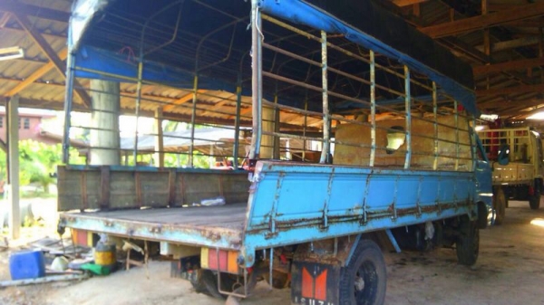 รถอีซูซุ 6 ล้อรั้ว ( ไม่ดั้ม )  KS. 100 แรงม้า.   สนใจติดต่อ  081 - 6079515