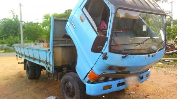 รถอีซูซุ 6 ล้อรั้ว ( ไม่ดั้ม )  KS. 100 แรงม้า.   สนใจติดต่อ  081 - 6079515