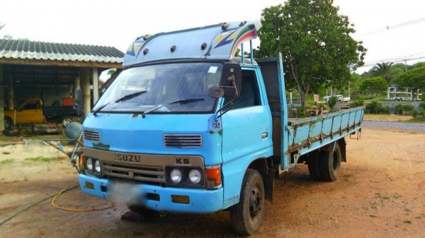 รถอีซูซุ 6 ล้อรั้ว ( ไม่ดั้ม )  KS. 100 แรงม้า.   สนใจติดต่อ  081 - 6079515
