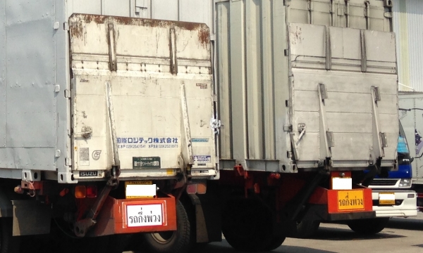 ลิฟท์ท้าย ไฮดรอลิก มี 2 ชุด ชุดละ 40,0000 (รับน้ำหนัก 1.5 Ton)