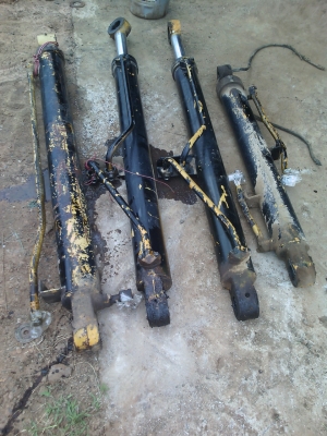 กระบอกไฮดรอลิค 4ตัว 120-3ขายถูกๆตัดรถครับมีอะไหล่อีกหลายรายการ กระบอกไฮดรอลิค 4ตัว 120-3ขายถูกๆตัดรถครับมีอะไหล่อีกหลายรายการ