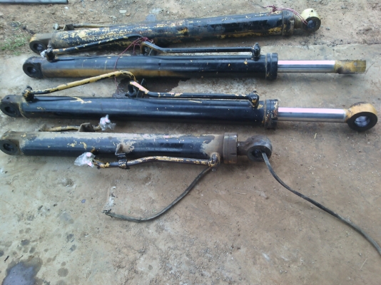กระบอกไฮดรอลิค  4ตัว 120-3ขายถูกๆตัดรถครับมีอะไหล่อีกหลายรายการ