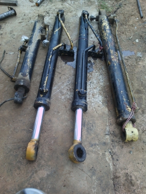 กระบอกไฮดรอลิค 4ตัว 120-3ขายถูกๆตัดรถครับมีอะไหล่อีกหลายรายการ กระบอกไฮดรอลิค 4ตัว 120-3ขายถูกๆตัดรถครับมีอะไหล่อีกหลายรายการ