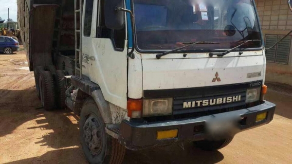 รถมิตซู 10 ล้อดั้ม FN527M - TF  ( ซีเรี้ยน 5,000 กว่า. )  / 220 แรงม้า.  สนใจติดต่อ  081 - 6079515