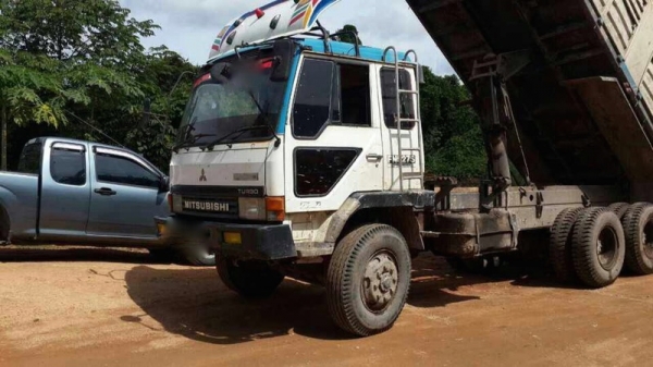 รถมิตซู 10 ล้อดั้ม FN527M - TF  ( ซีเรี้ยน 5,000 กว่า. )  / 220 แรงม้า.  สนใจติดต่อ  081 - 6079515