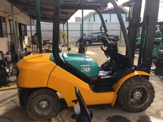 ขายถูกๆ!! Komatsu FD30-16T-400P ดีเซล3ตันเสาฟูลฟรี 4เมตร ขาย 320,000 บาท 094-426-7888 จะเด็ด ขายถูกๆ!! Komatsu FD30-16T-400P ดีเซล3ตันเสาฟูลฟรี 4เมตร ขาย 320,000 บาท 094-426-7888 จะเด็ด