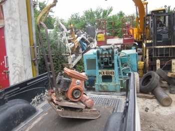 ช้างหิ้วตั๊กแตนครับ- แจ้งลูกค้าเกาะสมุยครับ เราจัดส่งเครื่องตบดิน ให้แล้วนะครับ ที่ขนส่งสุราษฎร์ พุทธมณฑลสาย 2