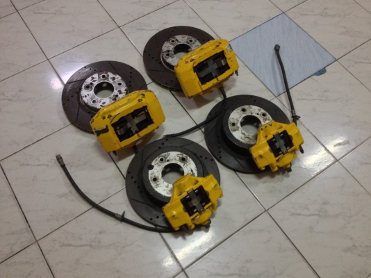 ขายเบรค Skyline R33+จาน สภาพดี 5รู114 สีเหลือง 1ชุด โลโก้ Brembo ราคา9900บาท โทร0924462525โส กทม