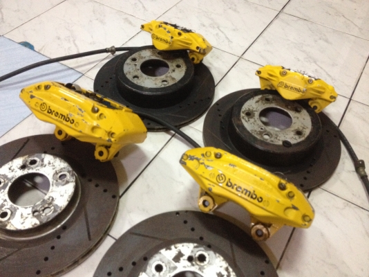 ขายเบรค Skyline R33+จาน สภาพดี 5รู114 สีเหลือง 1ชุด โลโก้ Brembo ราคา9900บาท โทร0924462525โส กทม