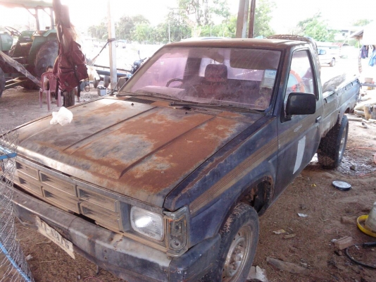 ขายด่วนนิสสันบิกเอ็มฝาขาวtd25ทะเบียนขาดปี49ชุดโอนพร้อม35000บาท