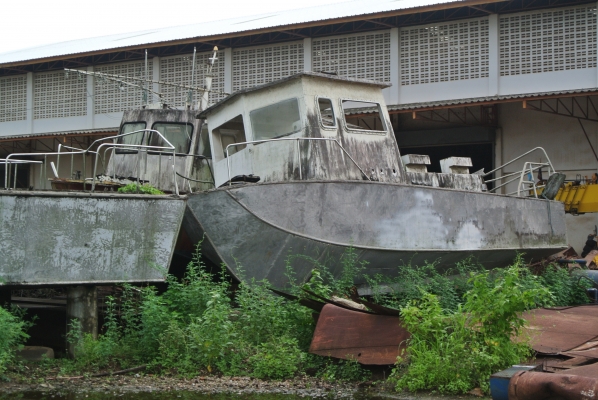 โครงเรือสำราญ เป็นอลูมิเนียม มีสามลำที่ยังไม่ทาสีสามลำ ลำละ 250,000 บาท