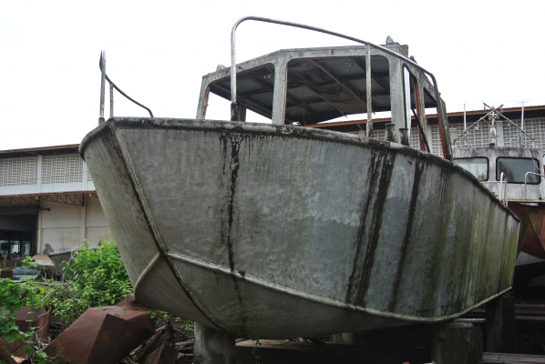 โครงเรือสำราญ เป็นอลูมิเนียม มีสามลำที่ยังไม่ทาสีสามลำ ลำละ 250,000 บาท