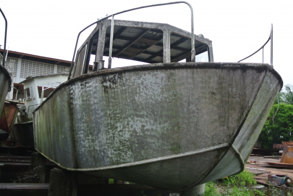 โครงเรือสำราญ เป็นอลูมิเนียม มีสามลำที่ยังไม่ทาสีสามลำ ลำละ 250,000 บาท