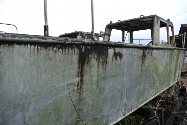 โครงเรือสำราญ เป็นอลูมิเนียม มีสามลำที่ยังไม่ทาสีสามลำ ลำละ 250,000 บาท